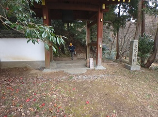 鍾堂横の山門