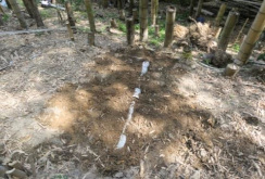 溝に竹稈を埋めて整地
